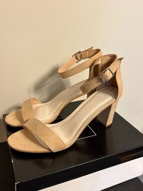 Beige Arya BD Studio Heels Ven Style Size 9 .